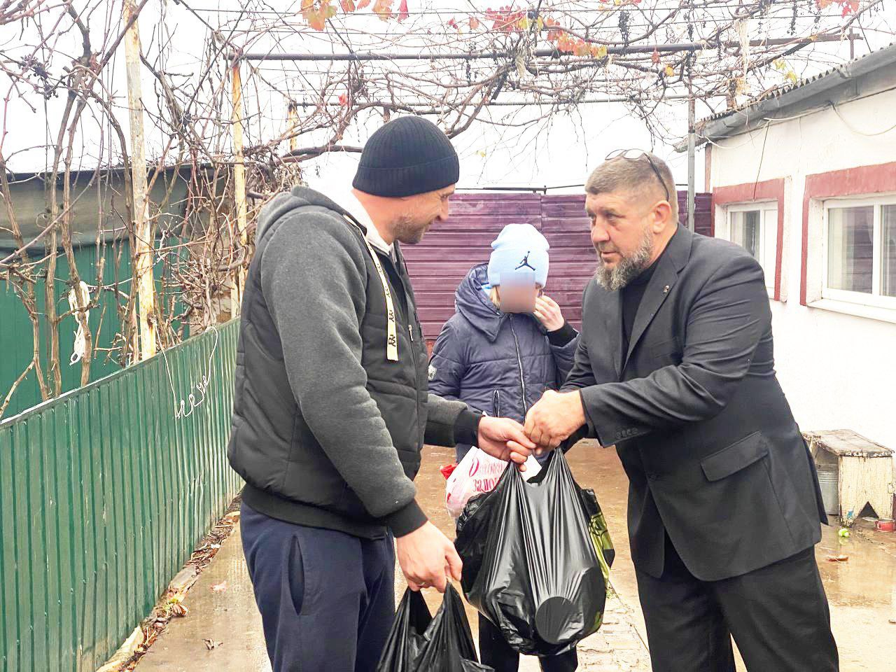 В Ивановке малообеспеченной семье передали гуманитарную помощь.