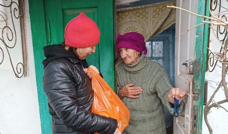 В селах Ивановского округа пожилых и маломобильных жителей поздравили с Крещением.