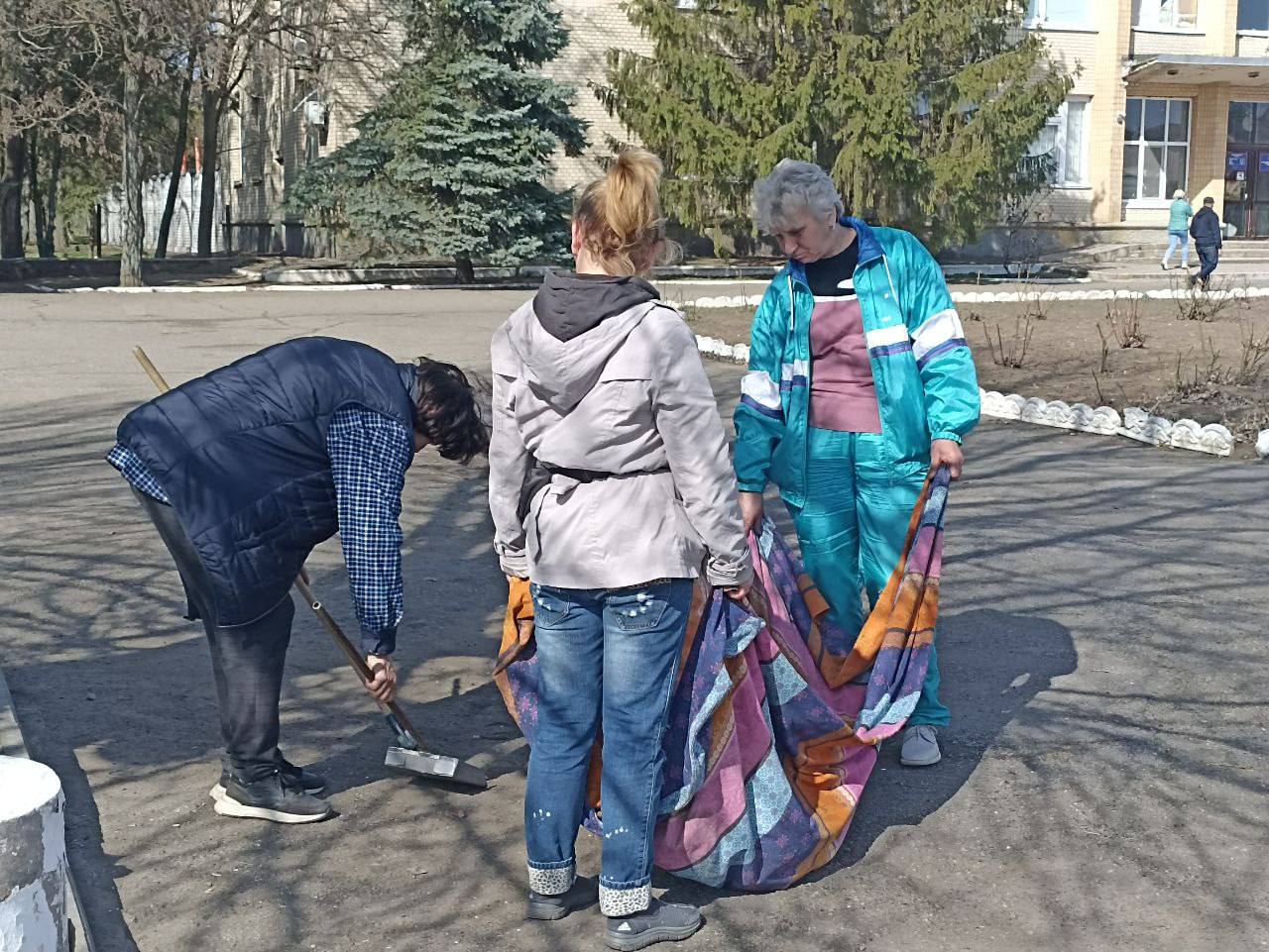 Уборка территории поселка от МКУ «Служба благоустройства ИМО ХО».